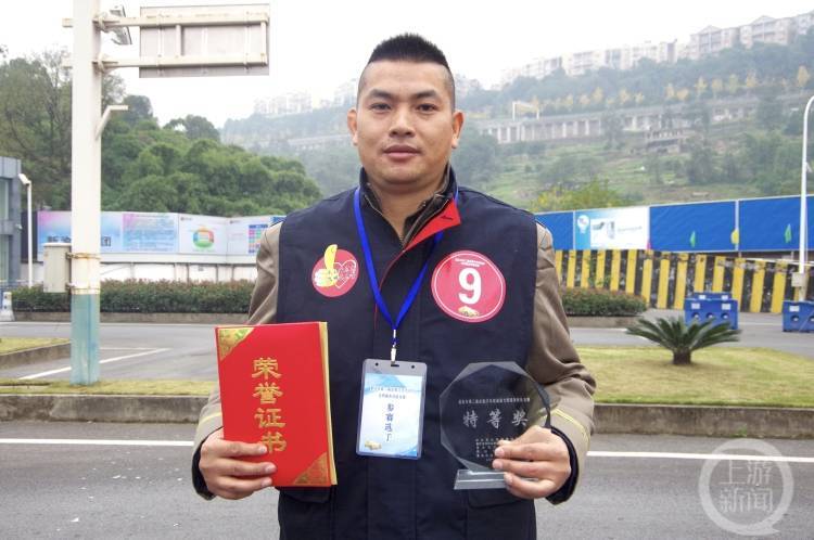 皇冠信用盘出租_“雷锋的士”这十年丨殷其龙:开好“爱心摆渡车”