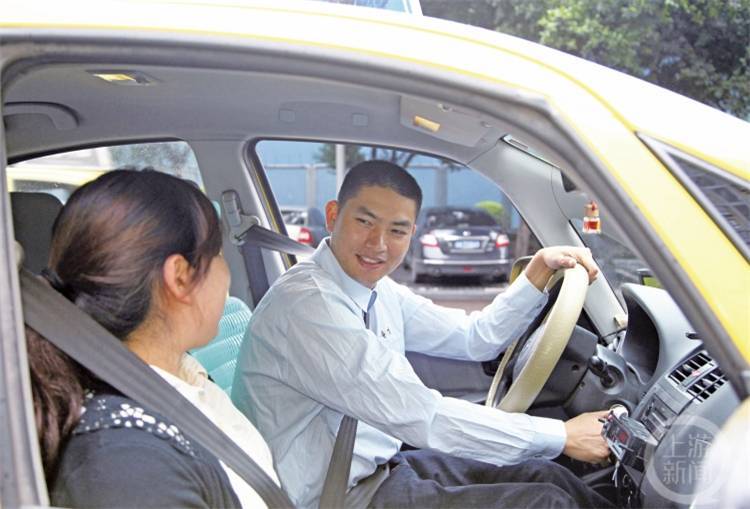 皇冠信用盘出租_“雷锋的士”这十年丨殷其龙:开好“爱心摆渡车”