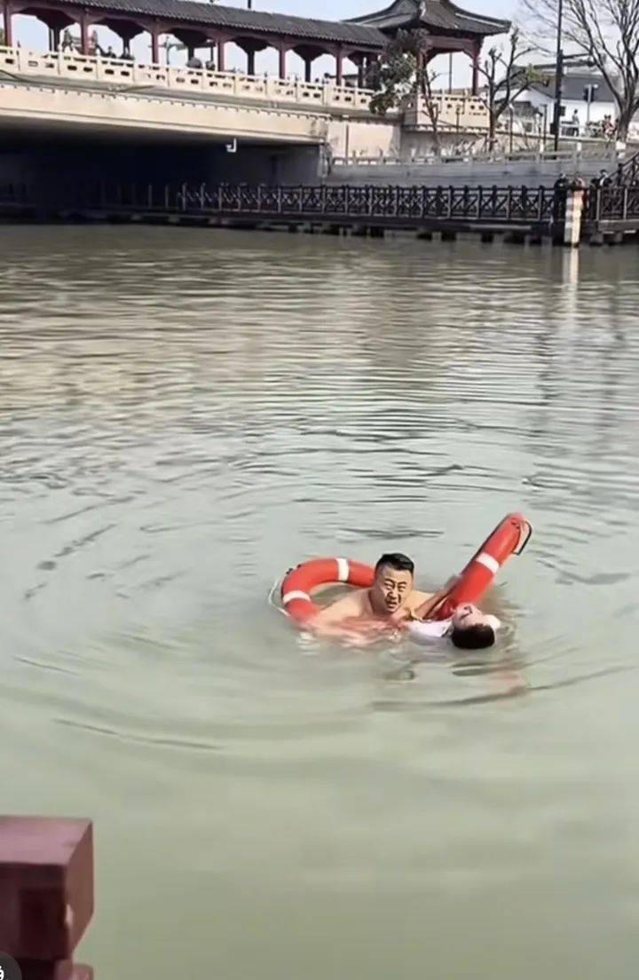 皇冠信用網代理
_山东大哥到苏州出差皇冠信用網代理
，刚下火车20分钟跳河救人