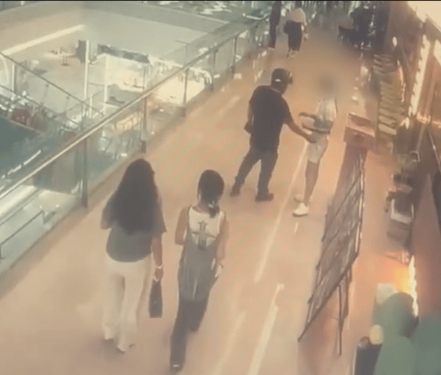 皇冠皇冠足球平台
_襄阳女店员迎客时疑被路过男子伸手性骚扰皇冠皇冠足球平台
，店长冲出第一时间制服，当地：男子已被行拘