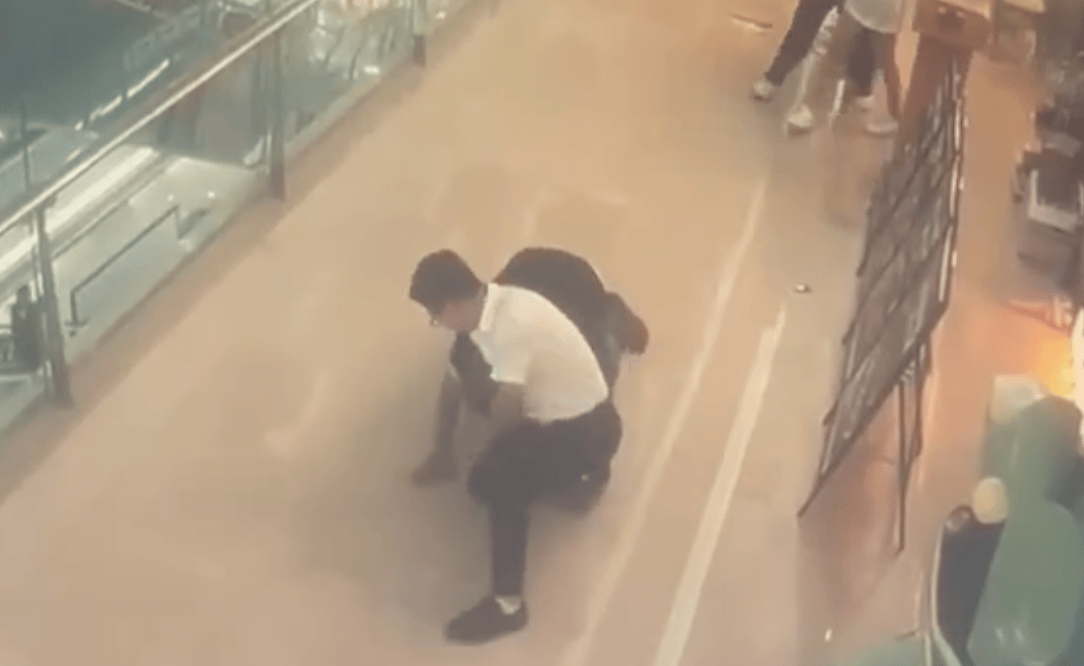 皇冠皇冠足球平台
_襄阳女店员迎客时疑被路过男子伸手性骚扰皇冠皇冠足球平台
，店长冲出第一时间制服，当地：男子已被行拘