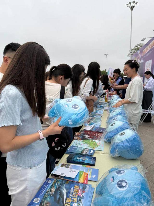 世界杯官网
_凤凰传奇青岛连唱三场世界杯官网
,演唱会变身城市消费升级新密码!