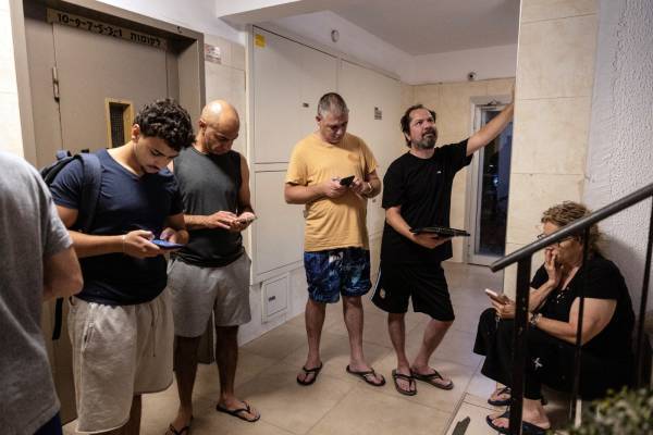 独赢
_胡芽:民众一开始还不慌独赢
,相信以色列的防空力量,直到看到伊朗导弹落地…