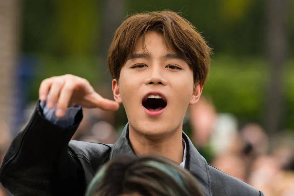 英超足球
_韩星文泰一承认性侵中国女子英超足球
，检方：3人将醉酒的受害者劫持上出租车，并实施轮奸