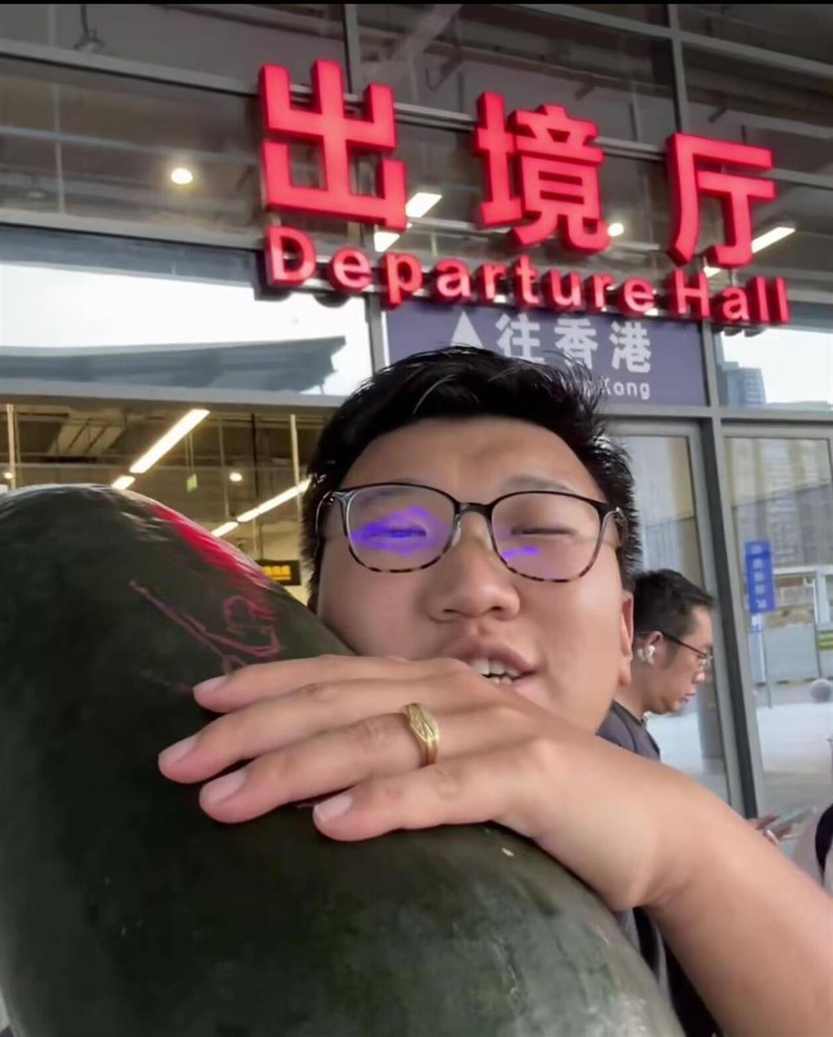 邓巴顿VS加迪_男子在深圳购买28斤重的冬瓜带回香港邓巴顿VS加迪,给3个月大的女儿当避暑玩具