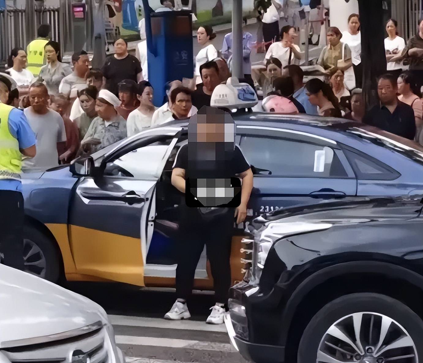 皇冠足球管理平台出租_警方通报“贵州8岁女童过斑马线被出租车撞倒身亡”：46岁女子被刑拘皇冠足球管理平台出租，不存在二次碾压