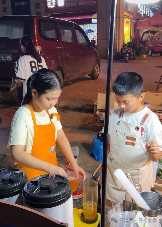 皇冠信用網开通
_11岁小学生暑期摆摊卖奶茶月入4000元皇冠信用網开通
!母亲回应