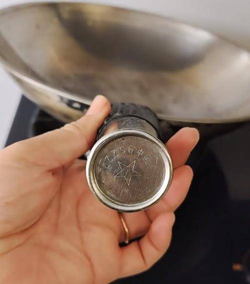 世界杯信用网怎么注册
_铁锅用了二三十年仍不粘不锈世界杯信用网怎么注册
，女子在线寻厂家想“再买一个”，厂家称已停产