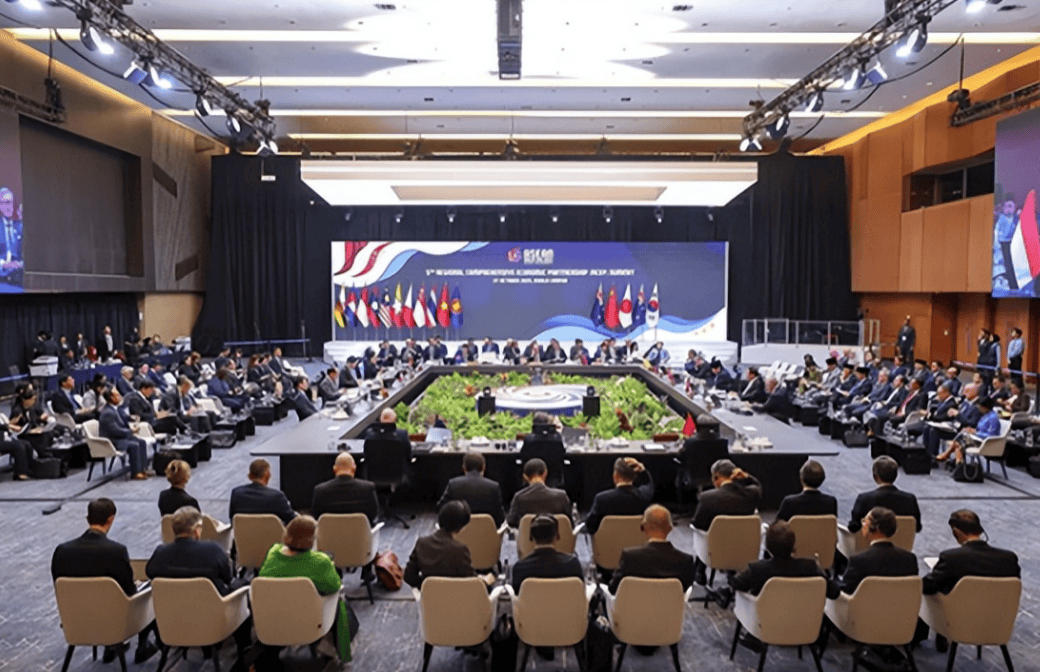 皇冠信用网在线申请
_特朗普刚走皇冠信用网在线申请
，中国和东盟的节奏就变了，连续开了两场没有美国的会