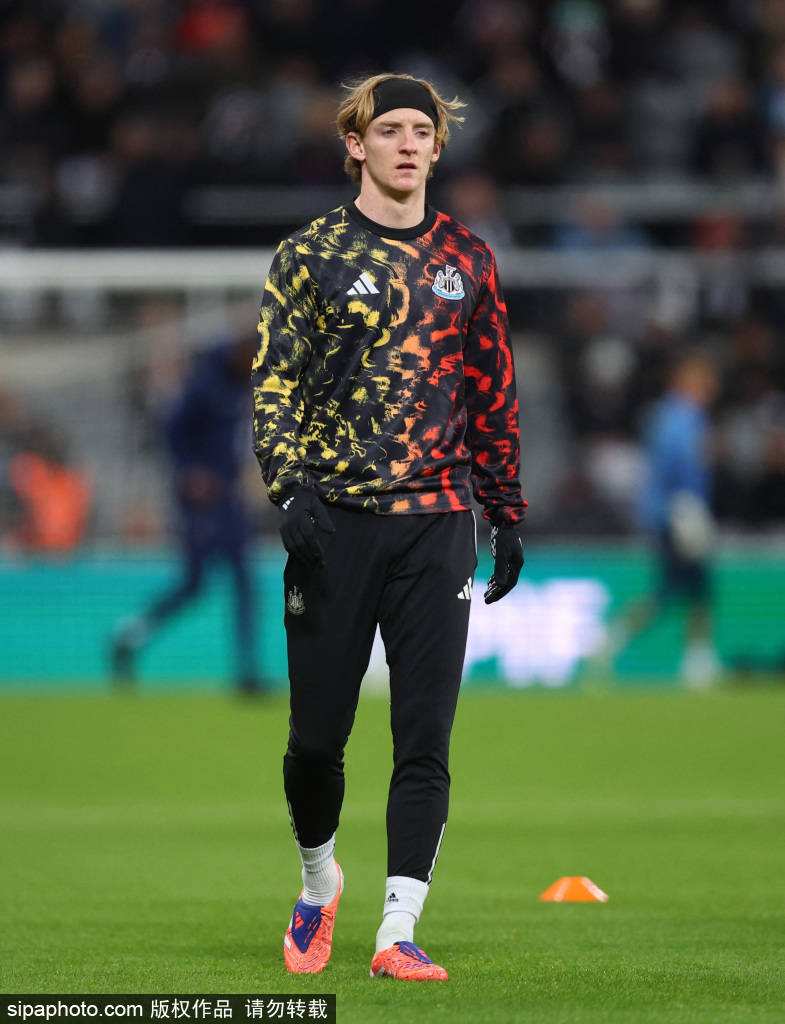 足球平台出租
_阿森纳小将安努斯的青训之路：从热刺到枪手的幽默与坚持