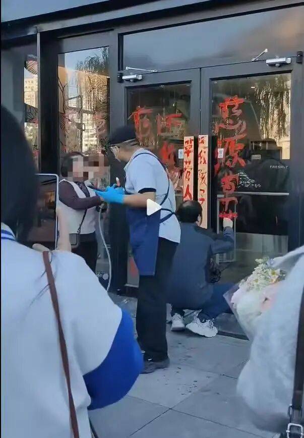 比较正规的足球
_警方回应陕西延安一瑞幸门店店员团建饮酒过量送医：正在调查