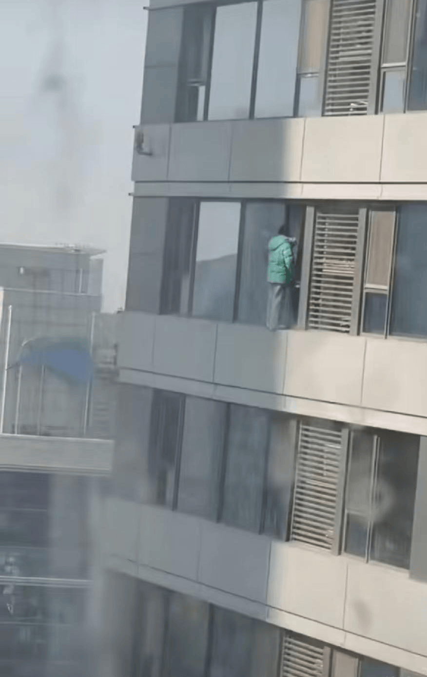 皇冠信用盘代理占成
_石家庄万象城一女子坠楼 目击者称心里不是滋味 警方：已出警处理