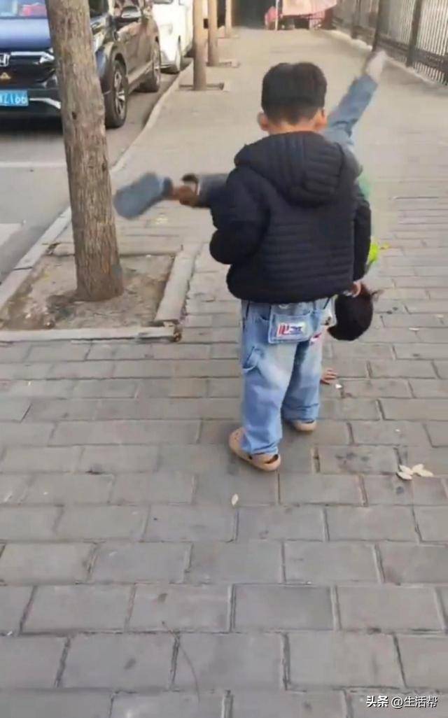 皇冠信用代理流程
_西安7岁女孩寒风中穿凉鞋路边捡吃的皇冠信用代理流程
，父亲称妻子离世家境窘迫，民政局：已妥善安排