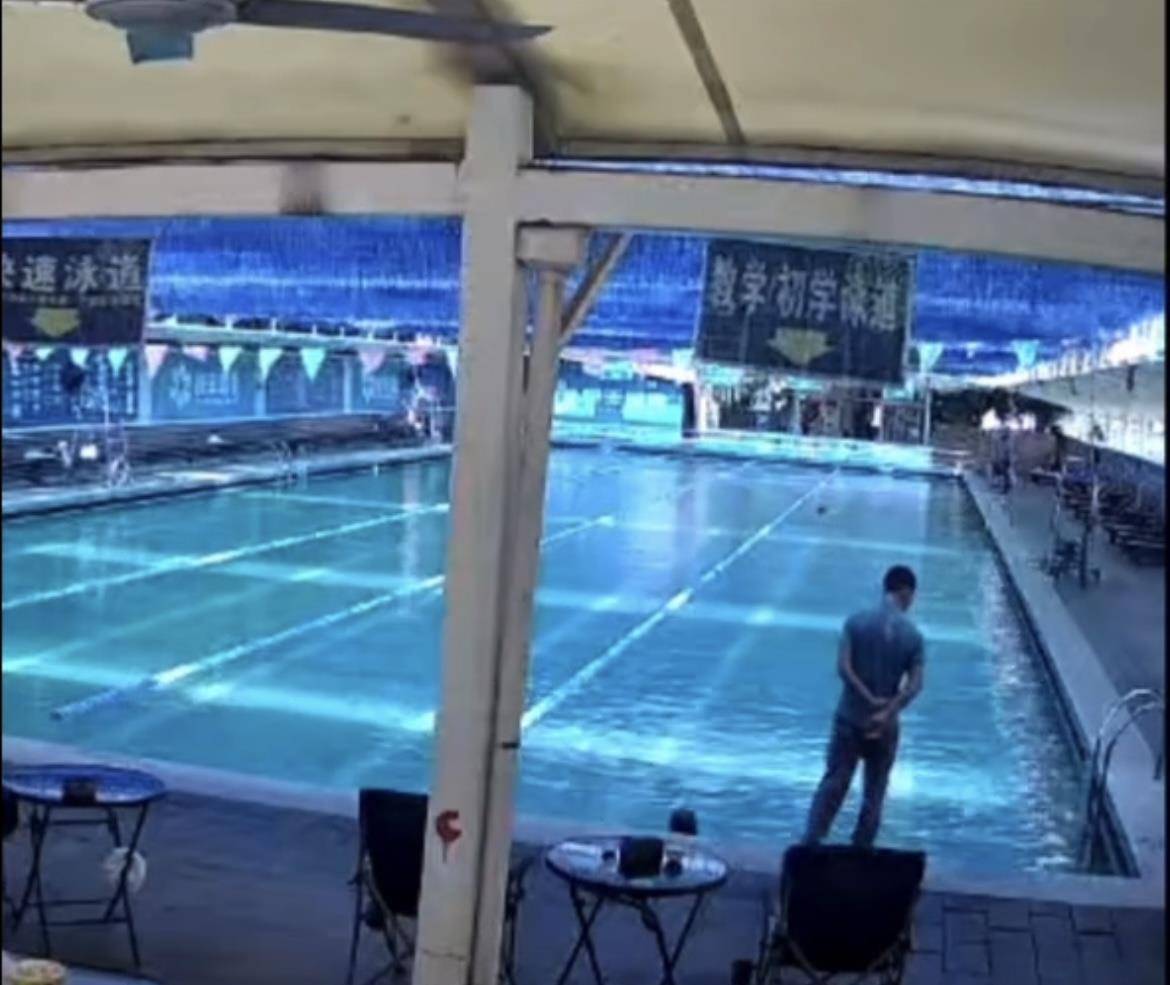 皇冠信用网注册
_厦门一男子在室内游泳池溺水身亡皇冠信用网注册
，家属：沉水近30分钟没有人施救