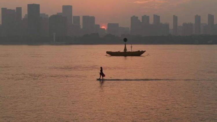 世界杯皇冠平台
_武汉姑娘“水上漂”走红世界杯皇冠平台
，网友：哪里来的女侠？