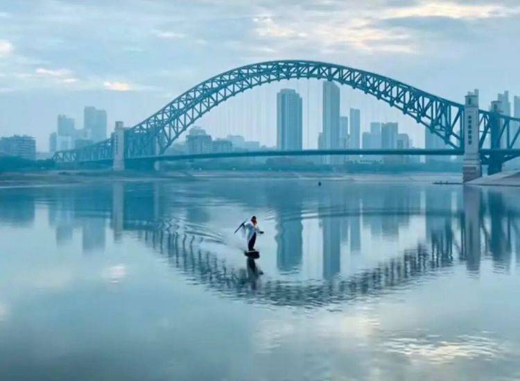 世界杯皇冠平台
_武汉姑娘“水上漂”走红世界杯皇冠平台
，网友：哪里来的女侠？