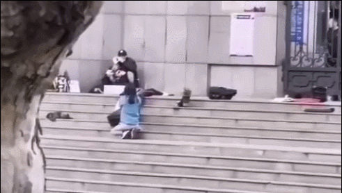 皇冠足球平台代理申请
_中国警察向昆明劫匪下跪皇冠足球平台代理申请
，这一跪，跪出多少人的眼泪