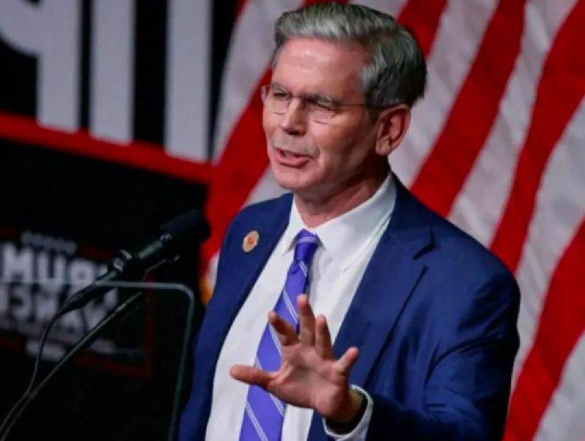 皇冠信用网
_实属罕见！特朗普态度又变了皇冠信用网
，美财长喊话中国，主动取消对华制裁，中美接下来的路该怎么走？