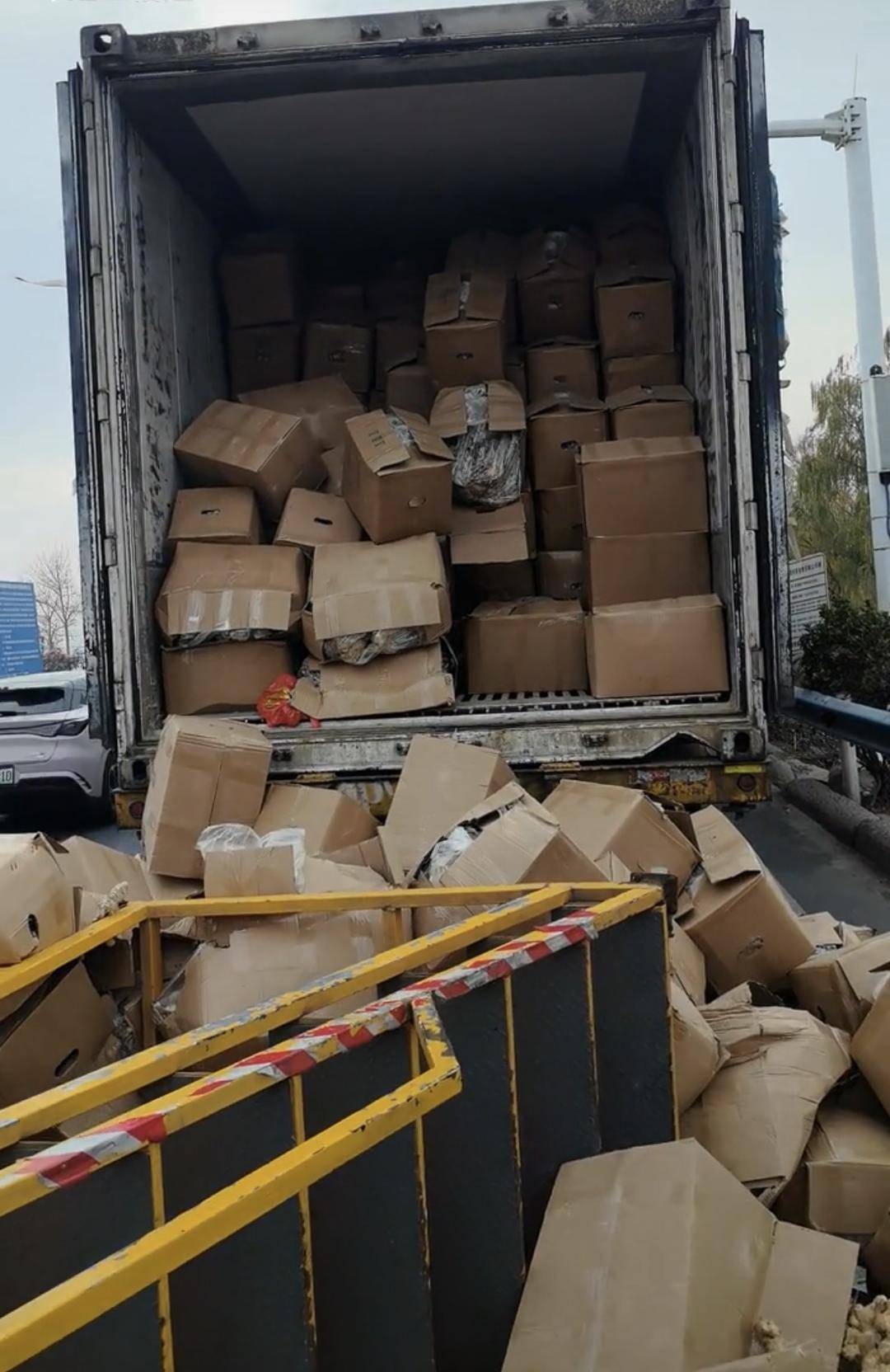 皇冠皇冠信用开户
_河南收费站绿通悲剧：司机被要求登上损坏梯子查货