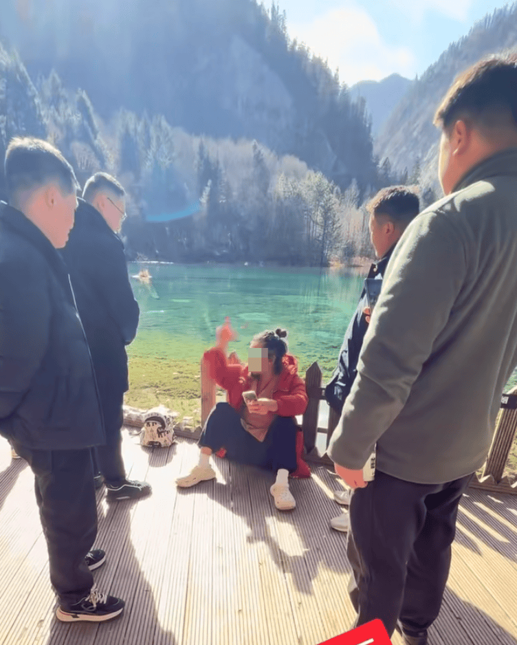 乌兹别克斯坦足球
_一游客在九寨沟乱扔玉米棒乌兹别克斯坦足球
，辩称“大自然的东西回大自然” 景区：明确禁止乱扔垃圾