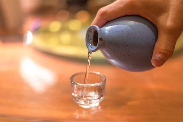 足球大小_男子参加婚宴连喝两场酒足球大小，在足浴店按摩时爬窗小便坠亡！家属起诉店方及同饮者索赔113万