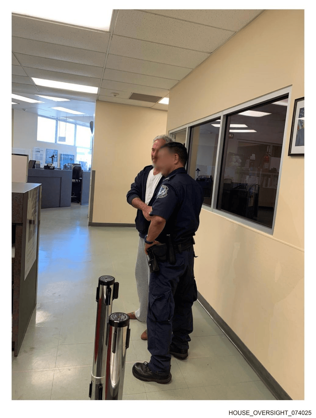 皇冠信用盘代理如何注册_爱泼斯坦案“最后时刻”皇冠信用盘代理如何注册，民主党再披露68张照片：女性腿上写满争议小说文字