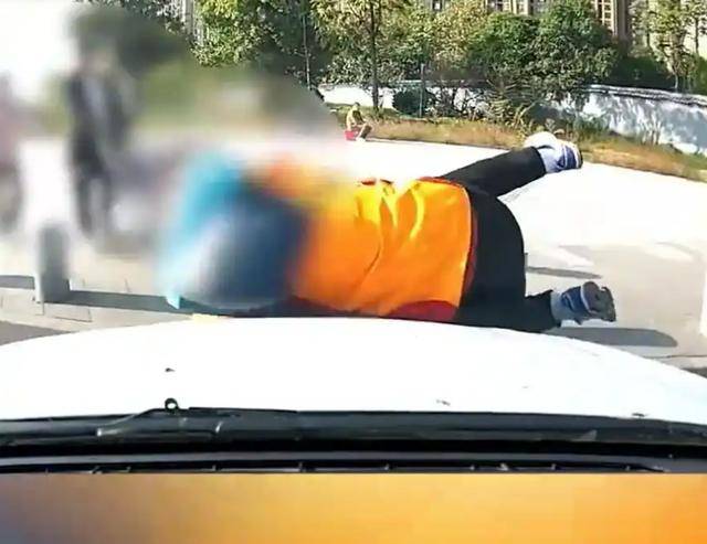 德国甲组联赛
_陕西一女子开车时德国甲组联赛
,丈夫全程焦急喊“点刹车”,仍操作不当撞上骑行者致其死亡,交警披露事故细节