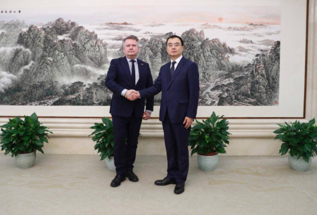 谢周三 vs 布里斯托城
_泽连斯基破翻脸比翻书快谢周三 vs 布里斯托城
,乌克兰即将发出新制裁令,包括中国公民?中方措辞严厉