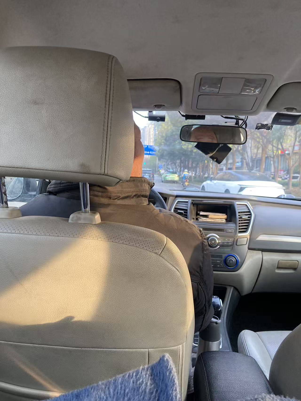 玻利维亚职业联赛
_西安一的哥只用英文和乘客交流玻利维亚职业联赛
,乘客:他锻炼口语想出国旅行,网友:有梦想谁都了不起