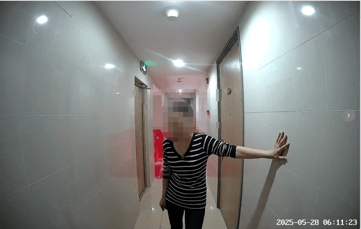 韦斯特罗斯vs赫尔辛堡_声称被“脑控”？女子上门砍门、踹门、辱骂韦斯特罗斯vs赫尔辛堡，邻居被迫搬家 警方：已将女子送医