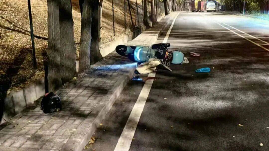 电竞足球-42H GG联赛(2 × 4分钟)
_连摔6次电竞足球-42H GG联赛(2 × 4分钟)
,抢救无效身亡!广东交警:将严查