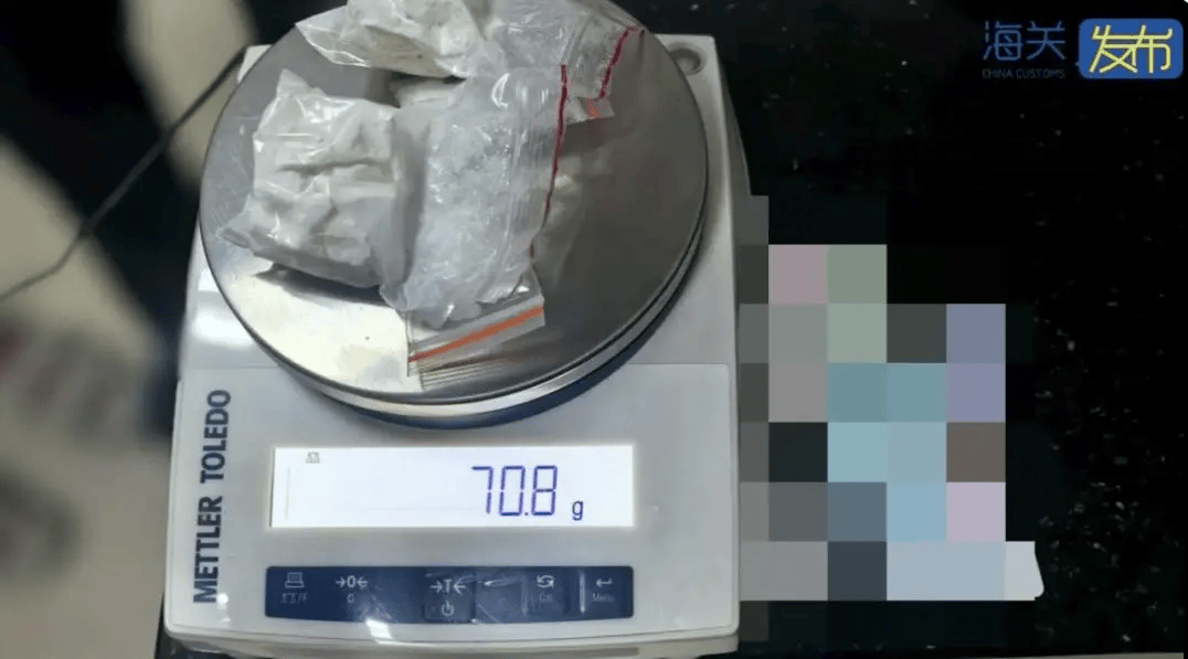 浦和红钻vs新泻天鹅
_这你真兜不住浦和红钻vs新泻天鹅
!男子裤裆藏毒70余克被查