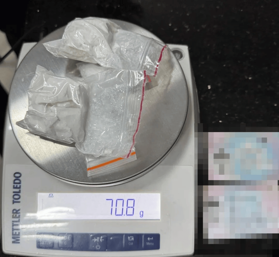 浦和红钻vs新泻天鹅
_这你真兜不住浦和红钻vs新泻天鹅
!男子裤裆藏毒70余克被查