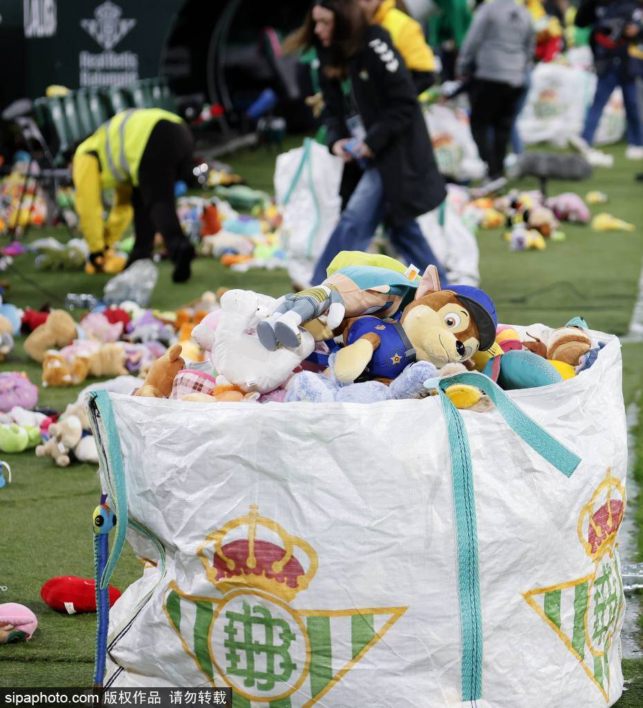 阿尔克马尔青年队vs坎布尔.
_贡萨洛头顶脚踢上演完美帽子戏法阿尔克马尔青年队vs坎布尔.
,皇马上一位在西甲做到还是C罗