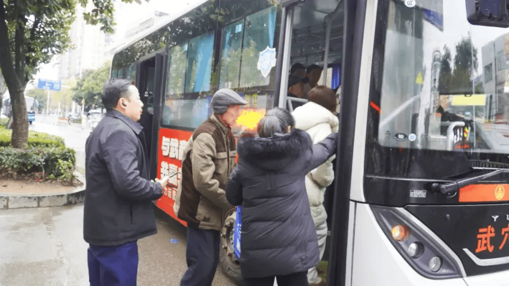 诺比vs乔科平所达
_多地相继实施“免费公交”:湖北武穴一年投入达3800余万元