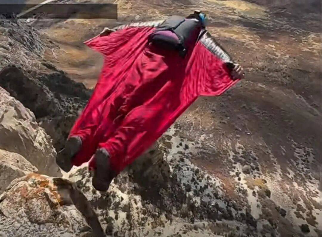 皇冠登3代理_32岁世界顶级翼装飞行员身亡皇冠登3代理，跃下不到10秒撞上岩石；曾完成超1600次翼装飞行及800次定点跳伞