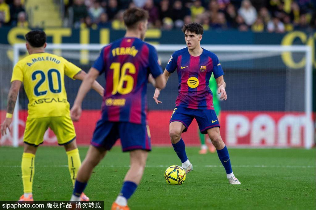 皇冠体育网_德容成为历史第65位被罚下的国家德比球员皇冠体育网，巴萨与皇马红牌之争背后的战术与情感