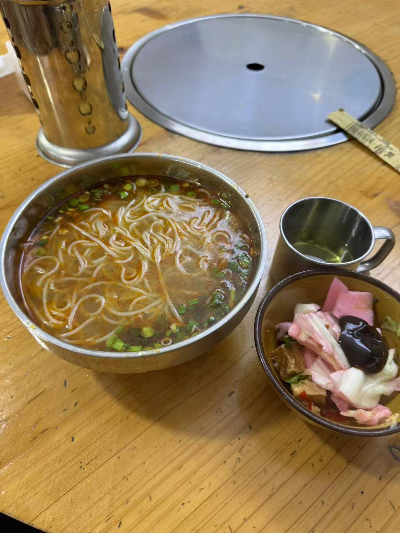 信用网如何申请_餐馆招牌写“免费加面”信用网如何申请,男子二次续面时被要求付3元,还遭言语歧视?多方回应