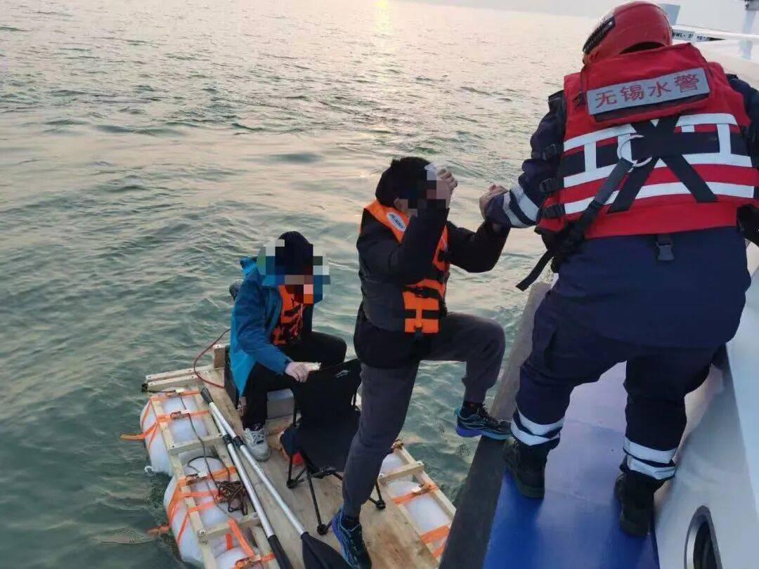 正版皇冠信用网口出租_父子俩自制小船游太湖正版皇冠信用网口出租,划1公里后没电报警求助,警方发出提醒