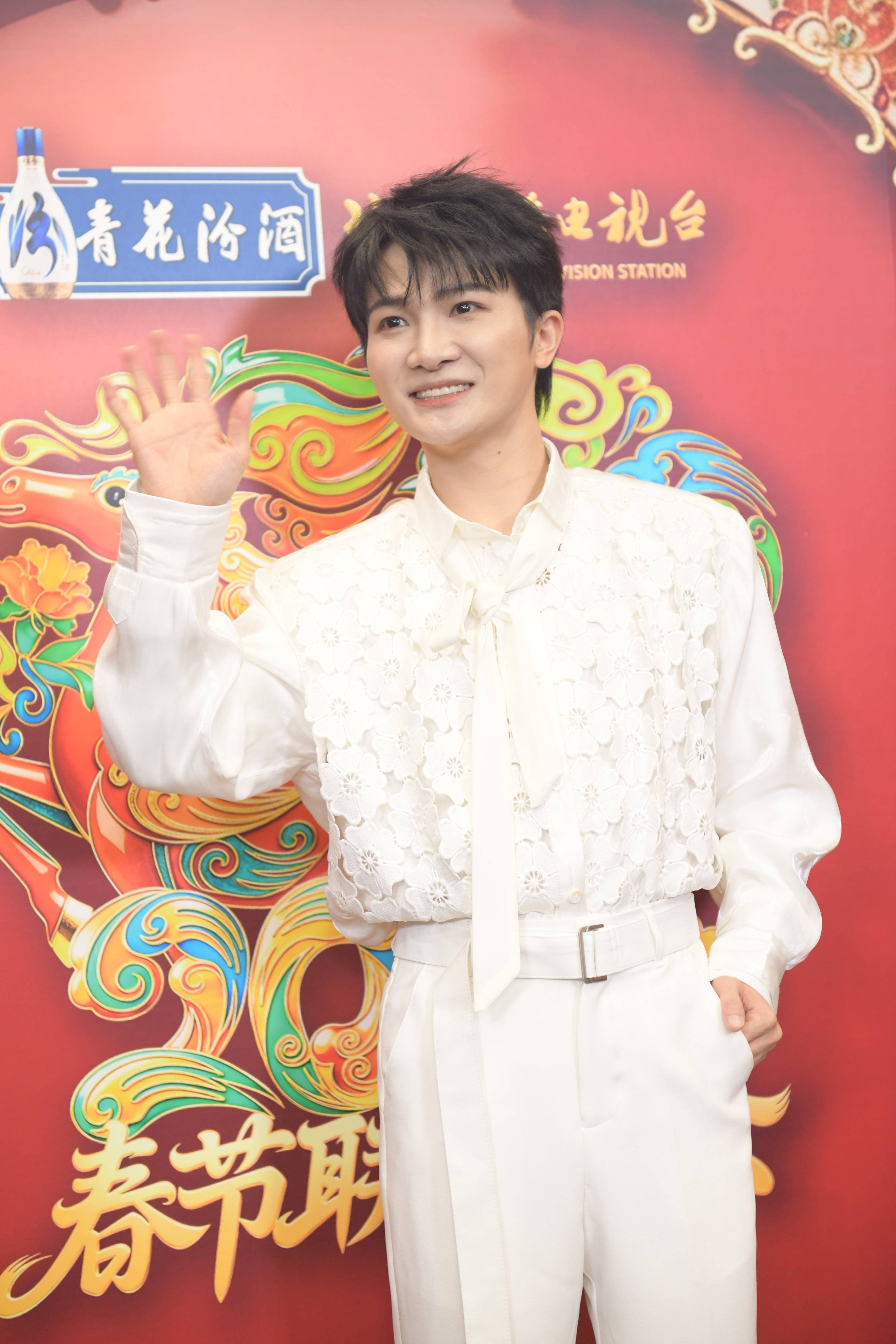 皇冠信用网如何申请_周深北京春晚清唱《小美满》 被问张艺谋新合作秒打太极