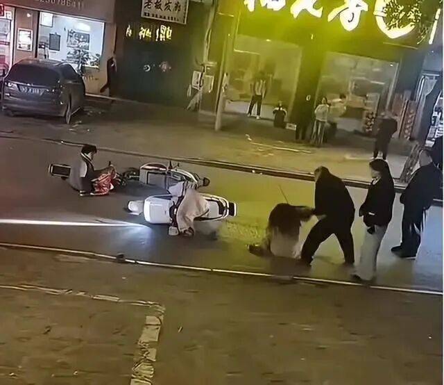 皇冠信用网会员申请网址_河南平顶山夫妻当街殴打15岁女孩皇冠信用网会员申请网址，官方通报：因电动二轮车碰撞引发口角，打人者刘某飞、韩某娜被采取刑事强制措施，案件正在进一步办理中