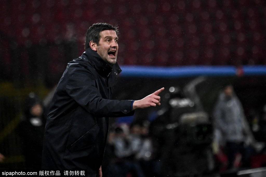 皇冠信用网账号注册_全场被嘘!科拉罗夫在巴斯托尼换下后鼓励他:踢得漂亮皇冠信用网账号注册,你是冠军