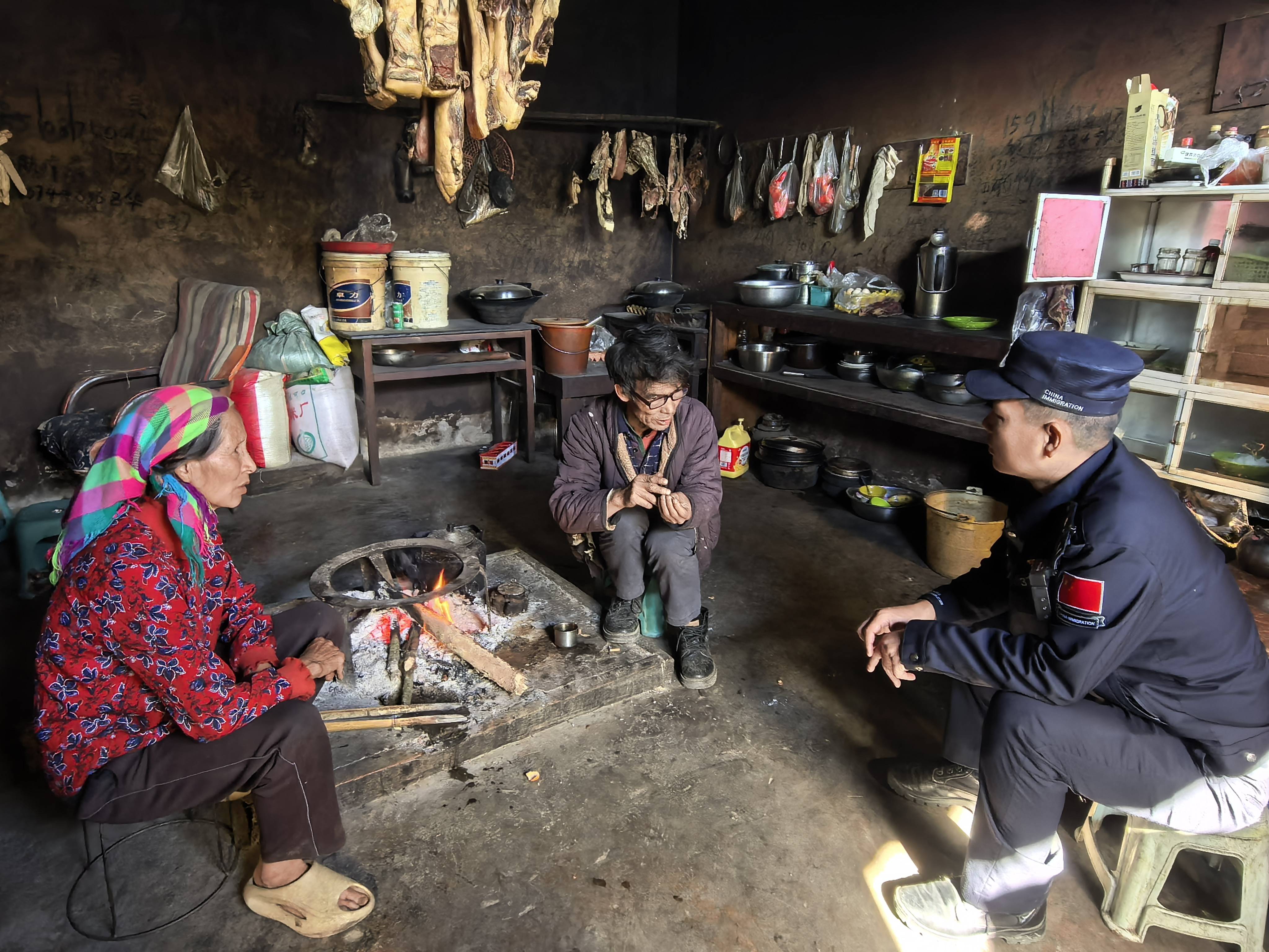 皇冠信用盘代理登3_云南怒江：社区民警“沉”下去 群众满意“提”上来