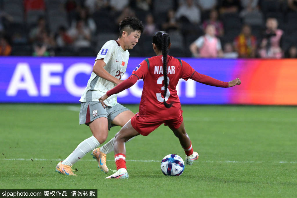 皇冠信用网出租足球_邵子钦进球后比心庆祝皇冠信用网出租足球，王霜灵魂拷问：小邵这心比给谁的呀？