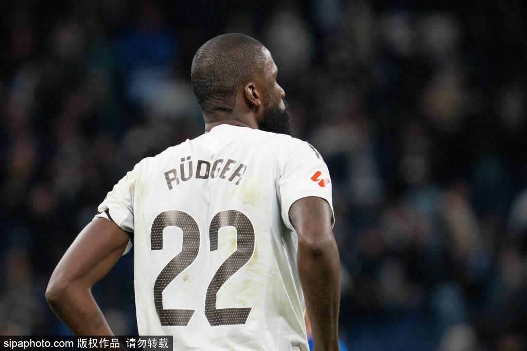 世界杯皇冠足球平台
_居莱尔超远吊射破门:西甲战役中的技术与情感交织