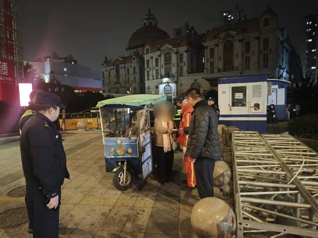皇冠信用网注册
_上海一女子路遇警察盘查皇冠信用网注册
,突然调转车头加速逃离!经查:其四肢健全,未持有残疾证,已被拘留