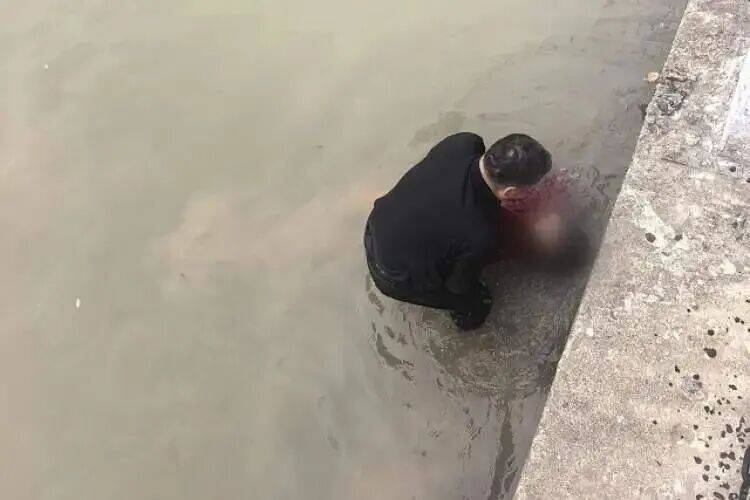 信用网怎么注册_上海一女子与丈夫视频时发生争吵情绪失控信用网怎么注册，留下诀别的话突然断联！随后被发现漂浮在河中一动不动，民警狂奔跳水救援，目前该女子已无大碍