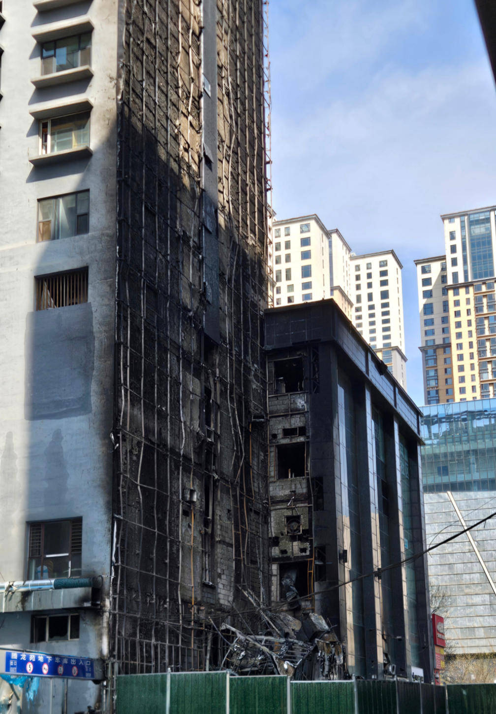 皇冠手机管理端登录_记者直击太原大火：起火建筑位于核心商圈皇冠手机管理端登录，疑底商烧烤店起火，引燃高楼外立面保温层