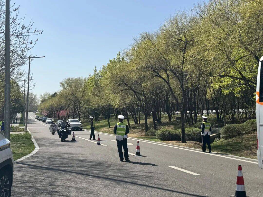 皇冠信用网在哪里开通_2个多小时皇冠信用网在哪里开通,北京交警拦停六七十辆摩托车