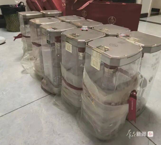 世界杯代理拿盘
_陕西一女子买10瓶五粮液世界杯代理拿盘
,8瓶被官方鉴定为假,商家称是“职业打假人”拒绝赔偿